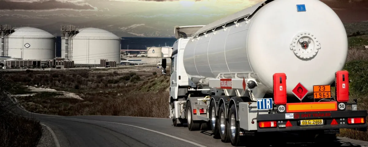 Depolama tanklarının yanından geçen tanker